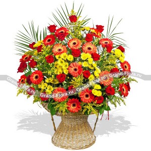 Торжественная композиция из красных гербер и желтых хризантем